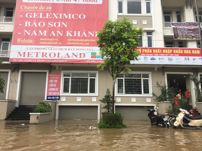 Cư dân biệt thự triệu đô lại “rẽ sóng ra khơi” sau mưa - ảnh 2