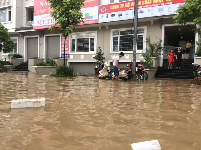Cư dân biệt thự triệu đô lại “rẽ sóng ra khơi” sau mưa - ảnh 1