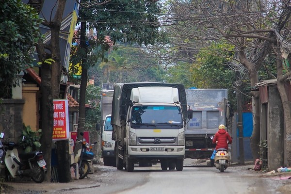 Xe quá tải nối đuôi nhau cày nát đường, phố Hà Nội - ảnh 1
