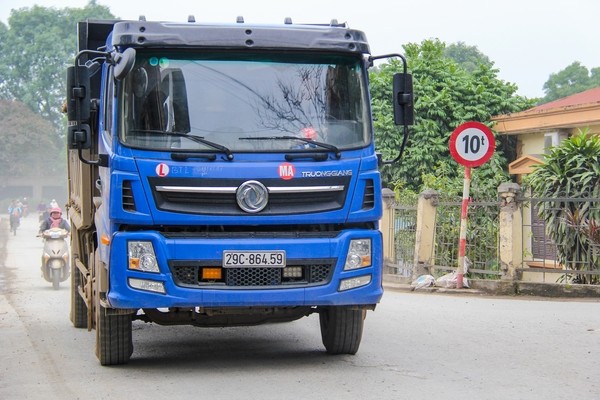 Xe quá tải nối đuôi nhau cày nát đường, phố Hà Nội - ảnh 3