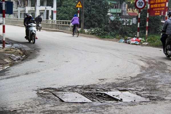 Xe quá tải nối đuôi nhau cày nát đường, phố Hà Nội - ảnh 5