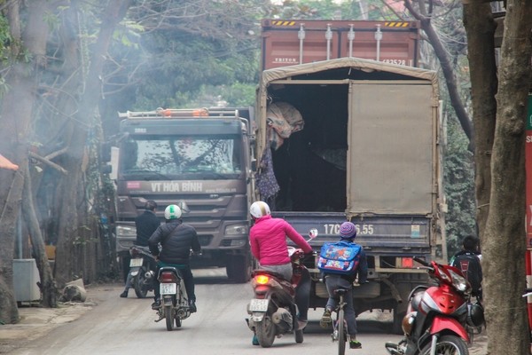 Xe quá tải nối đuôi nhau cày nát đường, phố Hà Nội - ảnh 6