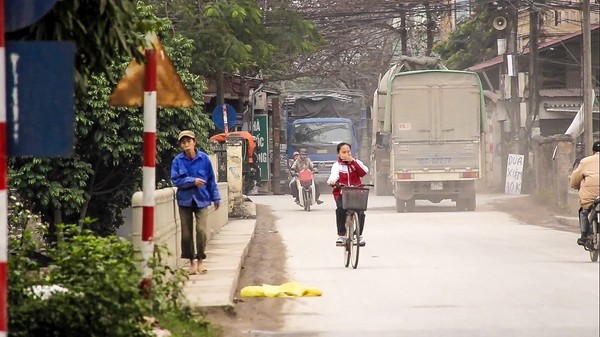 Xe quá tải nối đuôi nhau cày nát đường, phố Hà Nội - ảnh 8