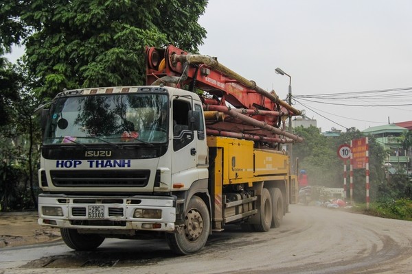 Xe quá tải nối đuôi nhau cày nát đường, phố Hà Nội - ảnh 9