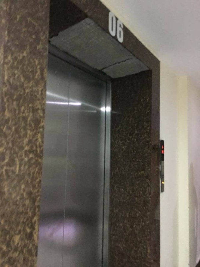 Hãi hùng gạch chung cư rơi trúng đầu hai bé trai - ảnh 2