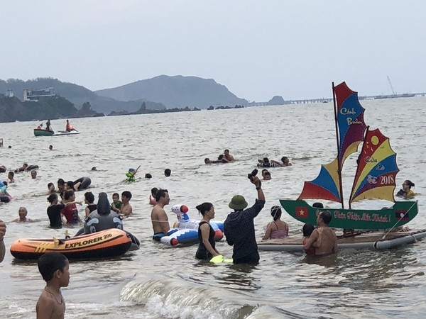 Hàng vạn người đổ về Cửa Lò tránh nóng - ảnh 2