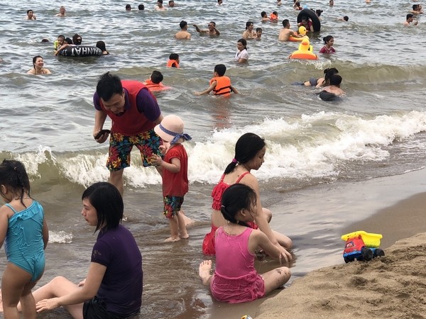 Hàng vạn người đổ về Cửa Lò tránh nóng - ảnh 5