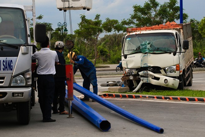 Xe tải gây tai nạn nằm ăn vạ trước cửa hầm Thủ Thiêm - ảnh 1