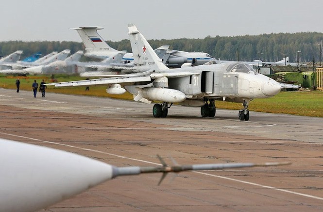 Nhìn gần chiến đấu cơ Su-24 'giương cung, bạt kiếm' - ảnh 9