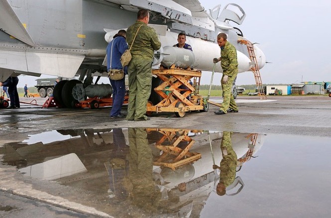 Nhìn gần chiến đấu cơ Su-24 'giương cung, bạt kiếm' - ảnh 2