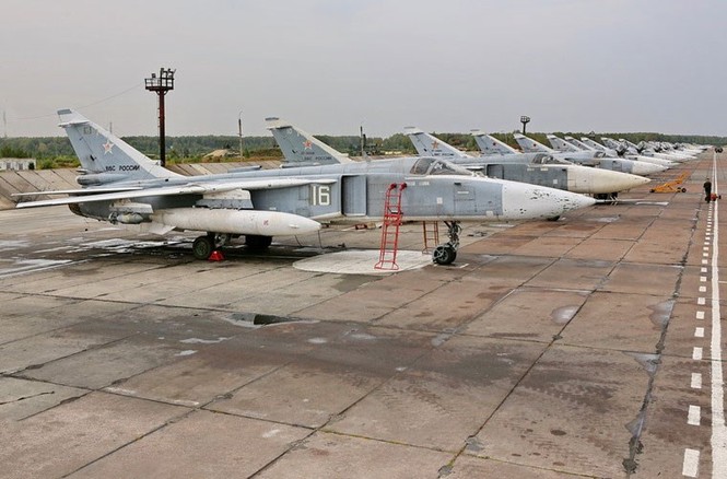 Nhìn gần chiến đấu cơ Su-24 'giương cung, bạt kiếm' - ảnh 8