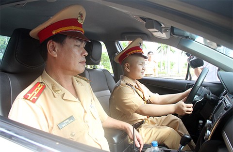 Cậu bé ung thư làm CSGT: 'Em vui mà sao ai cũng khóc?' - ảnh 1