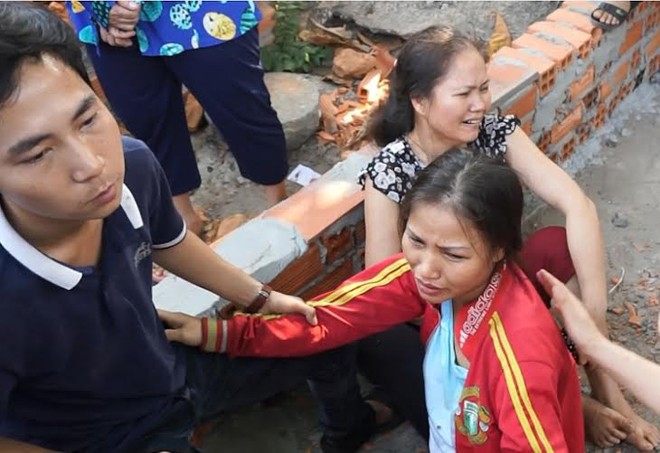 Ba người thương vong sau khi bị kéo lê dưới gầm xe ben - ảnh 1