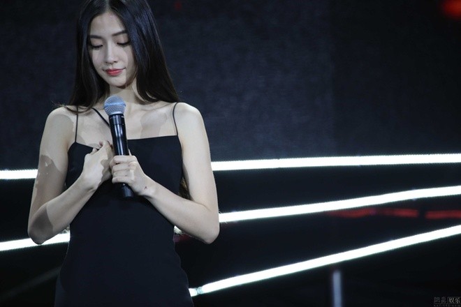 Angelababy lấy tay che ngực vì váy khoét sâu - ảnh 3
