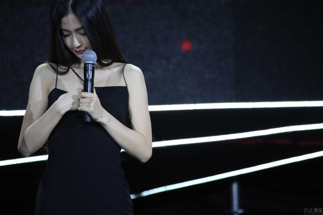 Angelababy lấy tay che ngực vì váy khoét sâu - ảnh 2