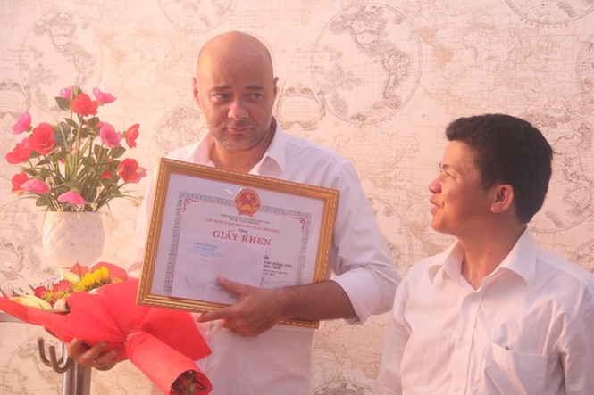 Khen thưởng 2 du khách nước ngoài lao vào nhà cháy cứu 2 em nhỏ - ảnh 2