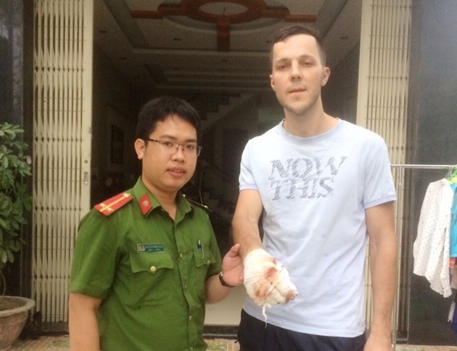 Khen thưởng 2 du khách nước ngoài lao vào nhà cháy cứu 2 em nhỏ - ảnh 3