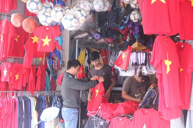 Cổ động viên Đà Nẵng tấp nập xuống phố mua đồ cổ vũ tuyển Việt Nam - ảnh 1