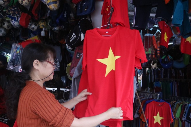 Cổ động viên Đà Nẵng tấp nập xuống phố mua đồ cổ vũ tuyển Việt Nam - ảnh 3