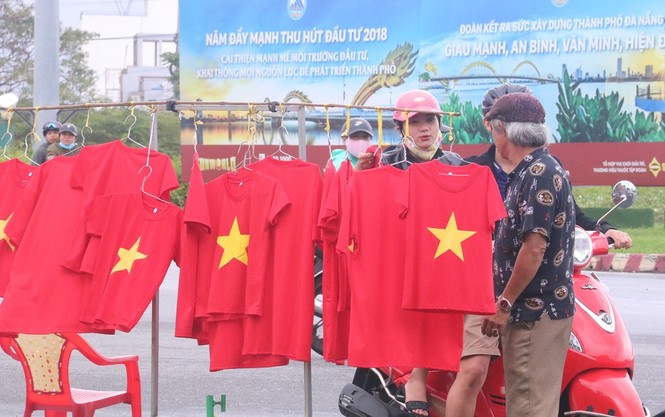 Cổ động viên Đà Nẵng tấp nập xuống phố mua đồ cổ vũ tuyển Việt Nam - ảnh 5