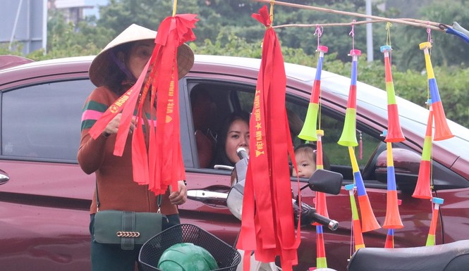 Cổ động viên Đà Nẵng tấp nập xuống phố mua đồ cổ vũ tuyển Việt Nam - ảnh 4