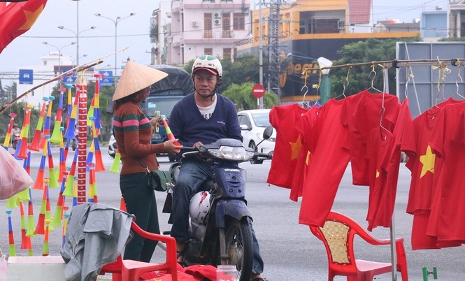 Cổ động viên Đà Nẵng tấp nập xuống phố mua đồ cổ vũ tuyển Việt Nam - ảnh 6