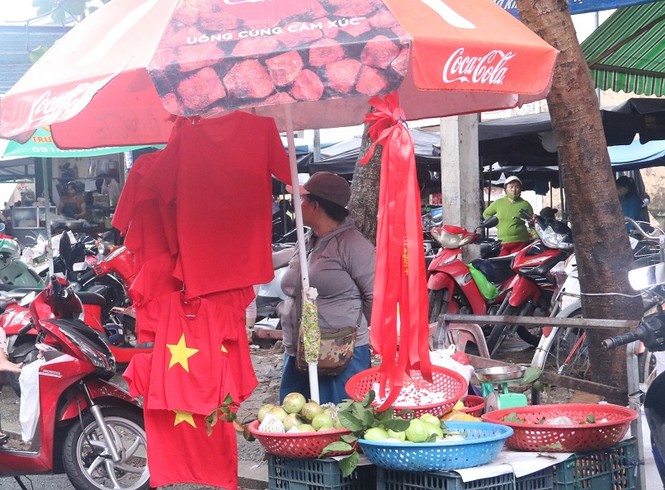 Cổ động viên Đà Nẵng tấp nập xuống phố mua đồ cổ vũ tuyển Việt Nam - ảnh 7