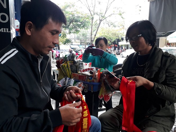 Cổ động viên Đà Nẵng tấp nập xuống phố mua đồ cổ vũ tuyển Việt Nam - ảnh 8