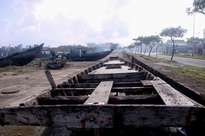 Ngổn ngang 'nghĩa địa' tàu cá xả bản ở Đà Nẵng - ảnh 10