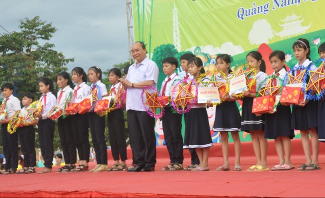 Thủ tướng vui tết Trung thu cùng trẻ em Quảng Nam - ảnh 1