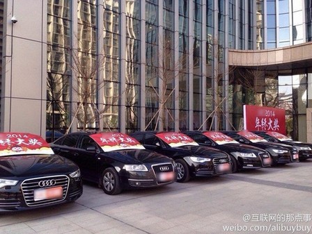 Thưởng Tết: Xe hơi, vàng miếng, và... quan tài - ảnh 1