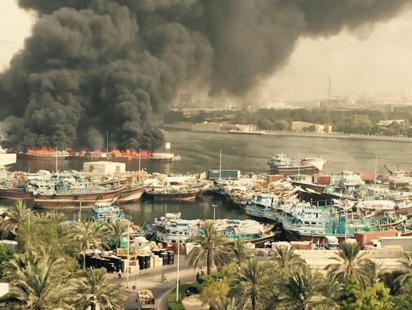 Cháy tàu trên sông, Dubai mịt mù khói lửa - ảnh 1