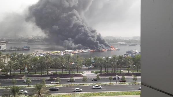 Cháy tàu trên sông, Dubai mịt mù khói lửa - ảnh 2