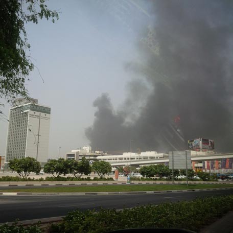 Cháy tàu trên sông, Dubai mịt mù khói lửa - ảnh 9