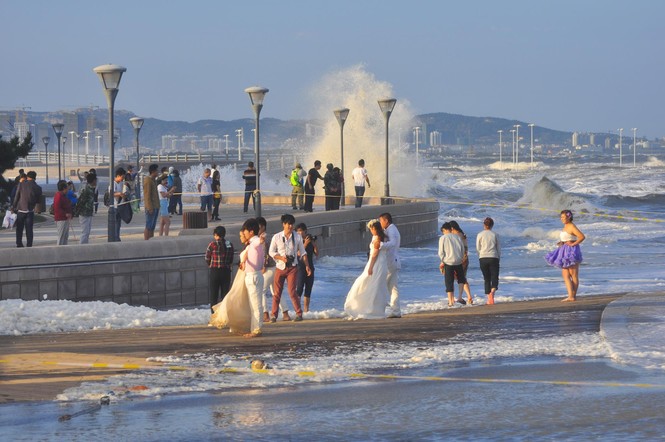 Thi nhau chụp ảnh cưới giữa siêu bão Dujuan - ảnh 4