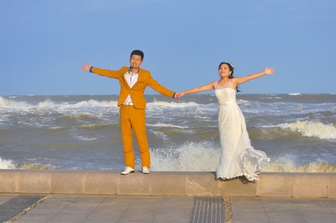 Thi nhau chụp ảnh cưới giữa siêu bão Dujuan - ảnh 5