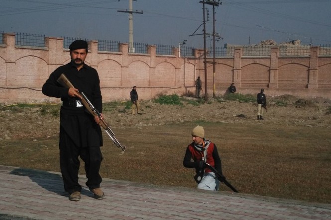 Sốc với hiện trường vụ xả súng trường đại học Pakistan - ảnh 7