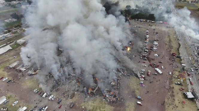 Hiện trường kinh hoàng vụ nổ chợ pháo hoa ở Mexico - ảnh 13
