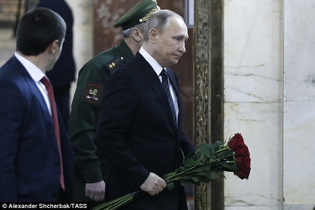 Tổng thống Putin đặt hoa tiễn biệt đại sứ Nga - ảnh 1