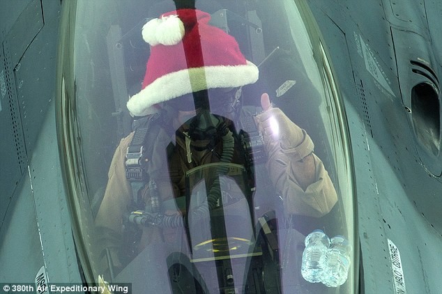 'Ông già Noel' lái chiến đấu cơ không kích IS - ảnh 1