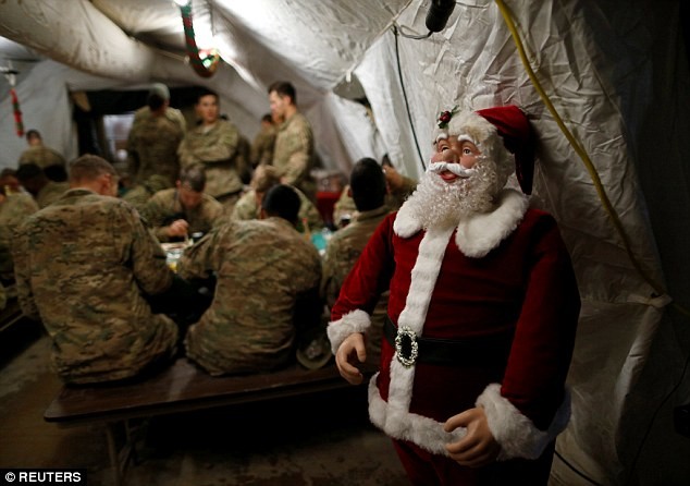 'Ông già Noel' lái chiến đấu cơ không kích IS - ảnh 2