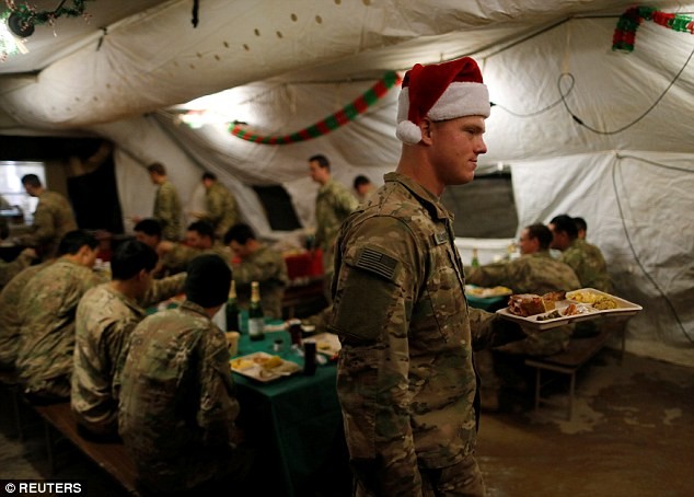 'Ông già Noel' lái chiến đấu cơ không kích IS - ảnh 3
