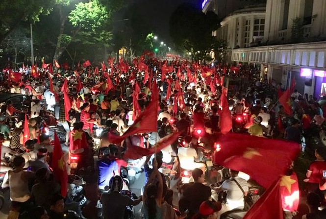 CĐV xuống đường ăn mừng chiến tích của Olympic Việt Nam - ảnh 20