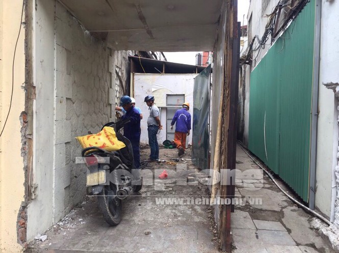 Cận cảnh đục thông vòm cầu đá ‘trăm tuổi’ trên phố Phùng Hưng - ảnh 1