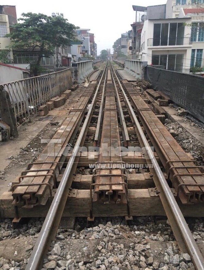 Cận cảnh đục thông vòm cầu đá ‘trăm tuổi’ trên phố Phùng Hưng - ảnh 2