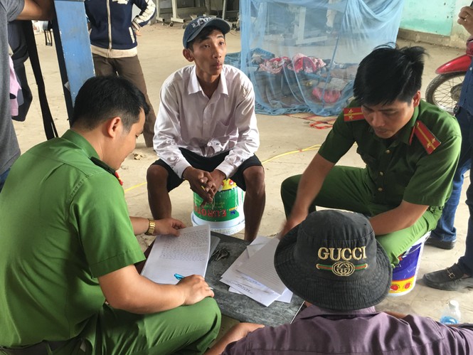 Choáng váng khi hàng chục tấn rác thải công nghiệp bị đổ trộm vào nhà - ảnh 4