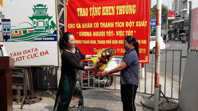 Khen thưởng người phụ nữ bán vé số không tham của rơi - ảnh 1