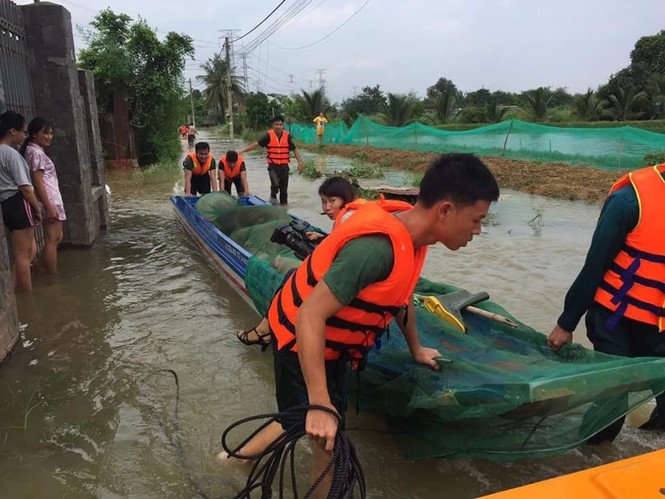 Thủy điện tăng cường xả lũ, hàng trăm ngôi nhà ngập trong biển nước - ảnh 3