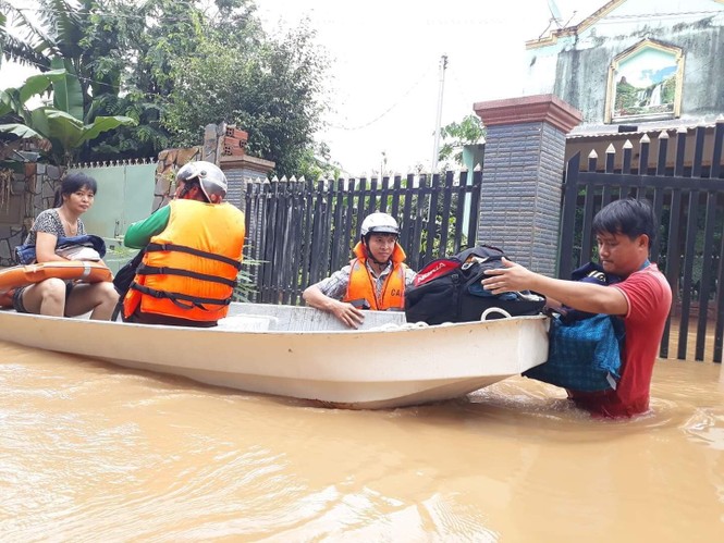 Thủy điện tăng cường xả lũ, hàng trăm ngôi nhà ngập trong biển nước - ảnh 2