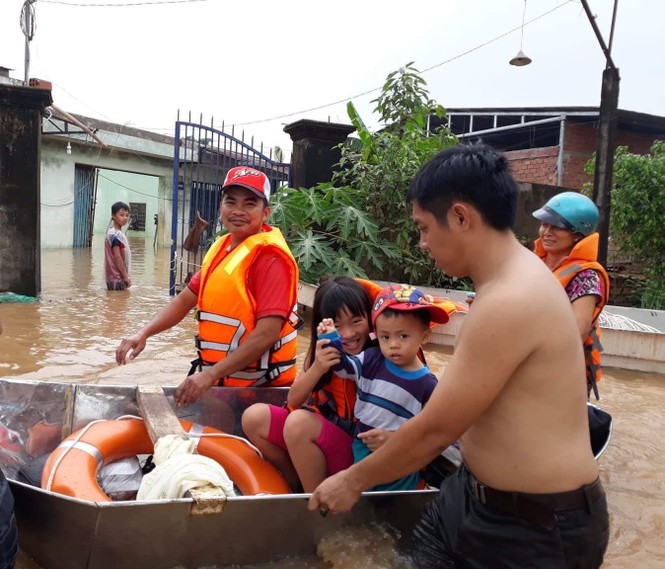 Thủy điện tăng cường xả lũ, hàng trăm ngôi nhà ngập trong biển nước - ảnh 4